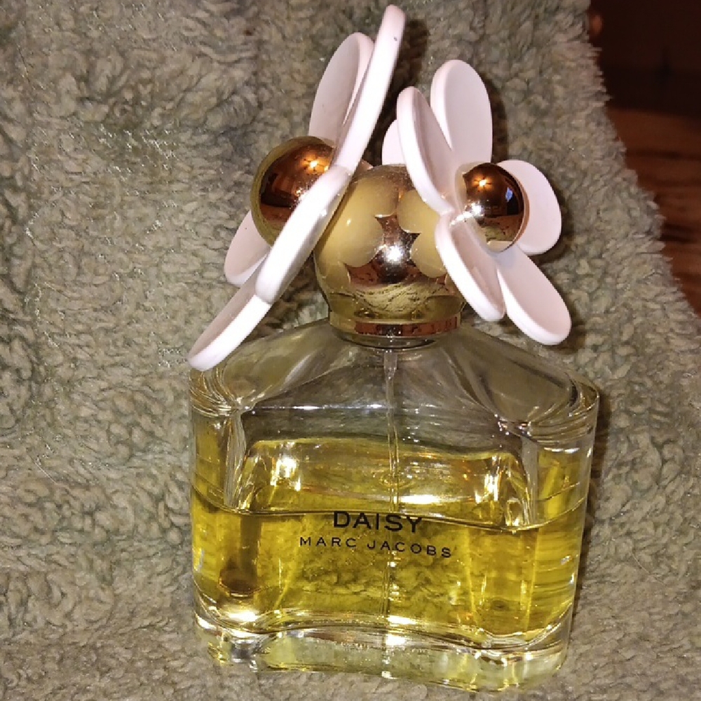 Marc Jacobs Daisy Perfume - White and Gold Accents